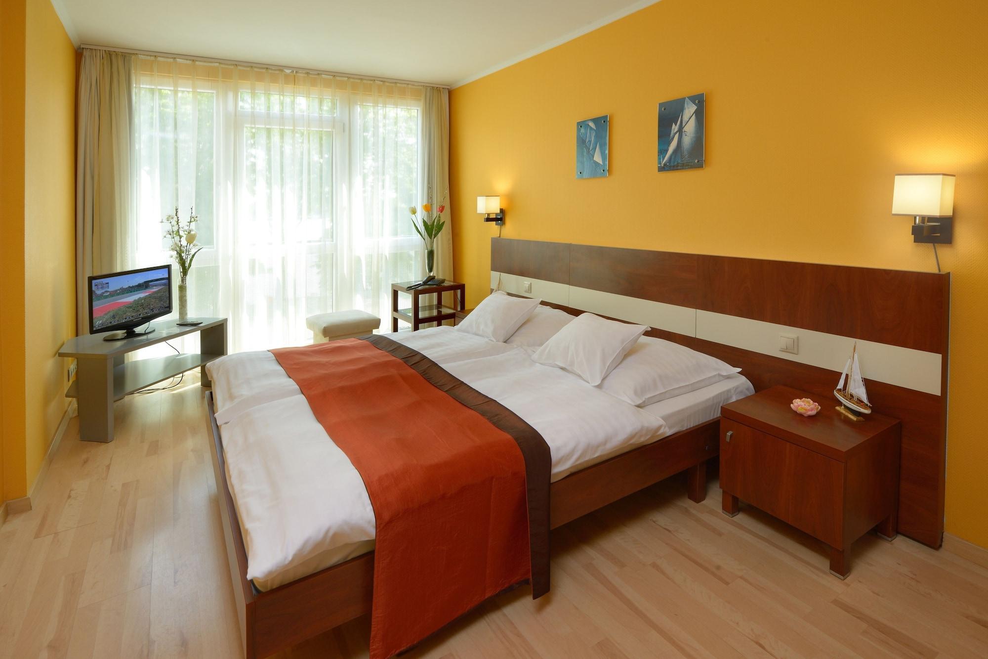 Holiday Beach Budapest Wellness Hotel With Sauna Park Екстериор снимка