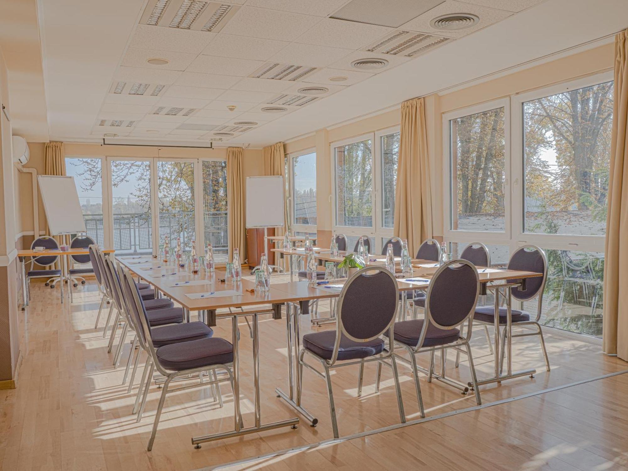 Holiday Beach Budapest Wellness Hotel With Sauna Park Екстериор снимка