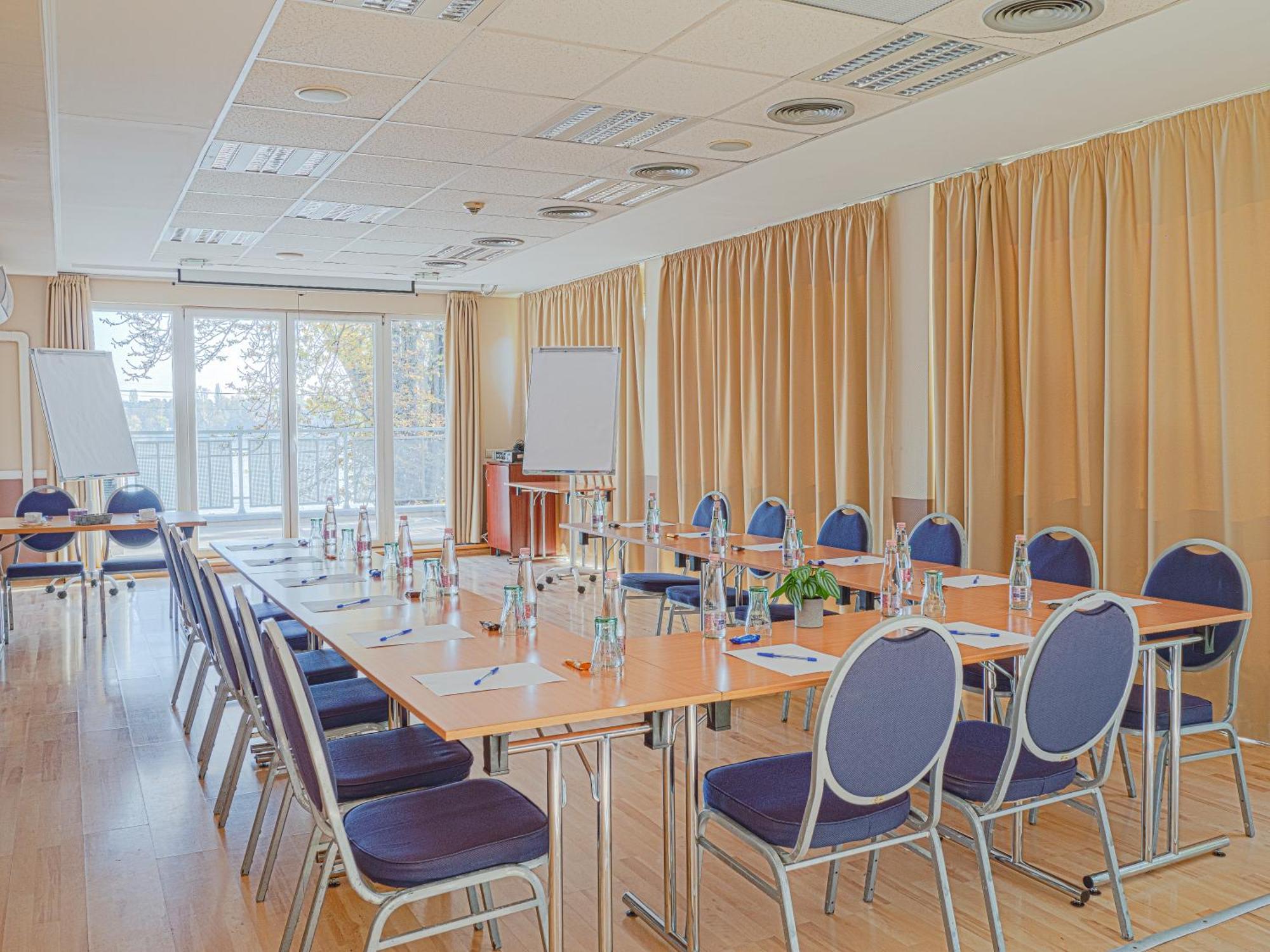 Holiday Beach Budapest Wellness Hotel With Sauna Park Екстериор снимка