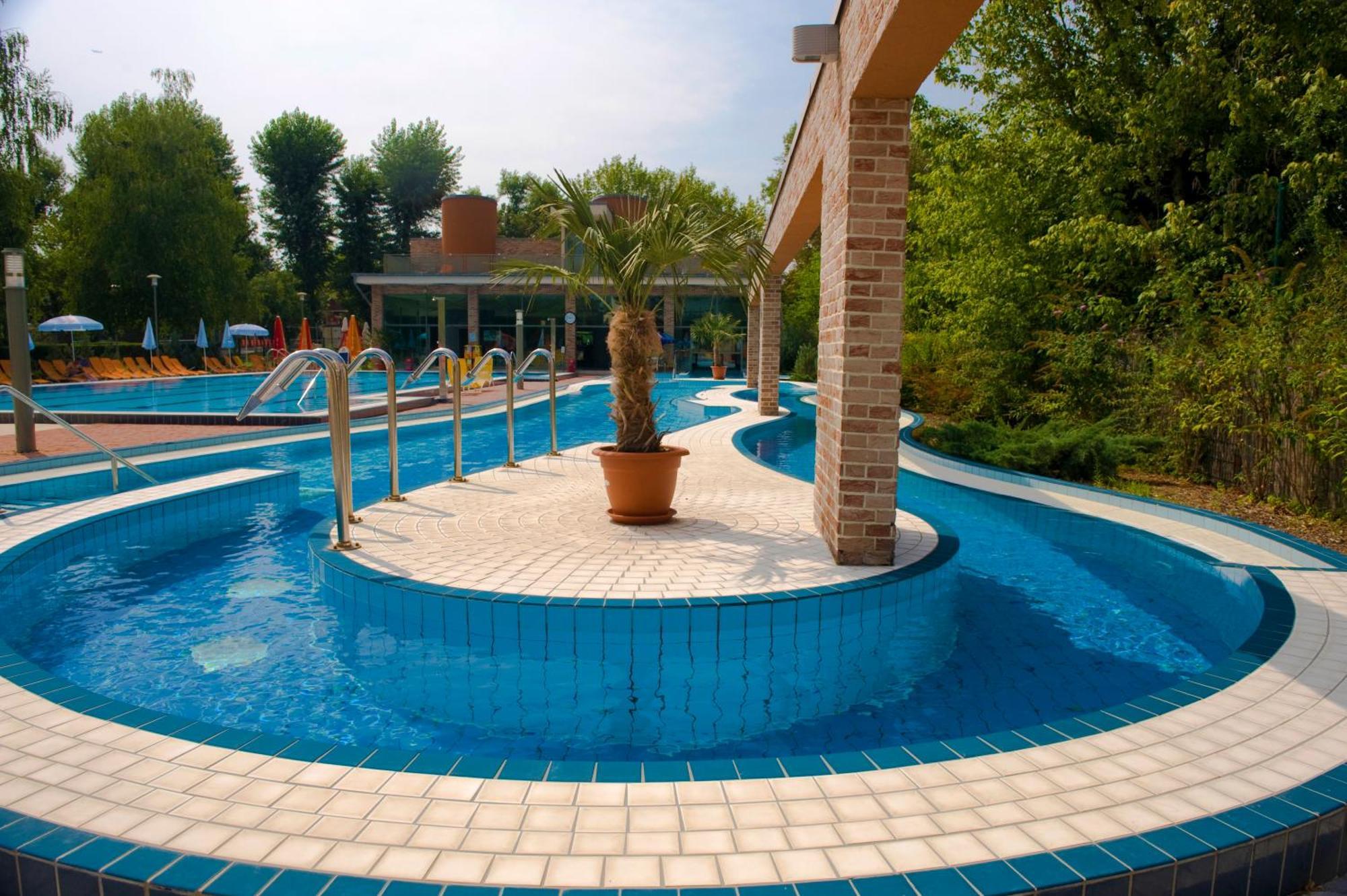 Holiday Beach Budapest Wellness Hotel With Sauna Park Екстериор снимка